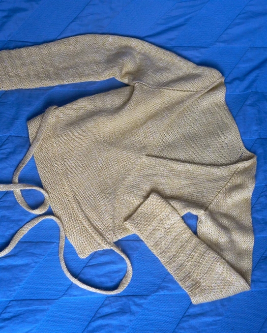 IVÖ SLÅ-OM-BLUSE fra Kit Couture